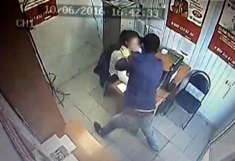 В Туймазинском районе мужчина угрожая ножом ограбил офис микрофинансирования