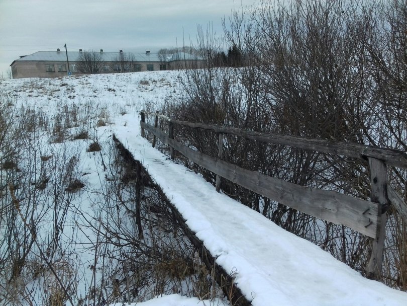 В Мишкинском районе школьники рискуя жизнью, по дороге в школу пересекают гнилой мост