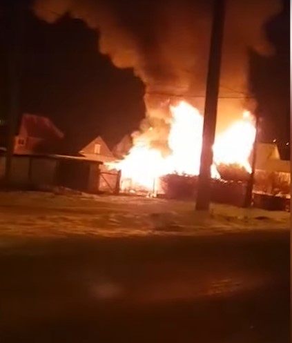Пожар в Белорецком районе: в поселке Мраткино от взрыва горючего в гараже загорелся дом (видео)