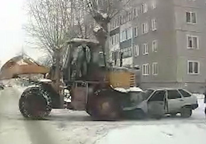 В Стерлитамаке снегоуборочный трактор раздавил легковой автомобиль