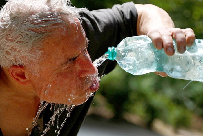 Специалисты рассказали, почему не стоит употреблять воду сверх нормы