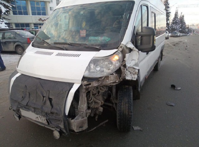 Авария в Уфе: столкнулись маршрутка и три автомобиля
