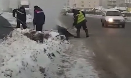 В Стерлитамаке рабочие укладывали асфальт на снег