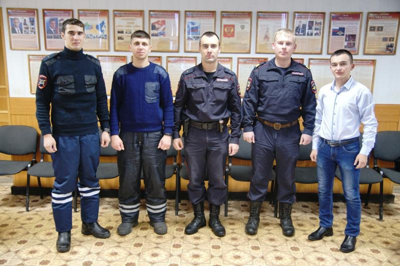 В Давлекановском районе полицейские спасли жителей из горящего дома