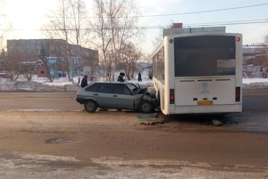 Авария в Стерлитамаке: на перекрестке водитель «ВАЗ-2109» столкнулся с автобусом «НефАЗ»
