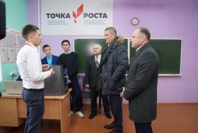 Радий Хабиров в Мишкинском районе ознакомился с образовательным центром «Точка роста»