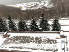 Под окнами кабинета Радия Хабирова, неизвестные оставили снежное послание