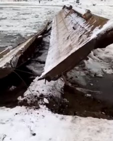 В Стерлитамакском районе на реке льдом снесло мост (видео)