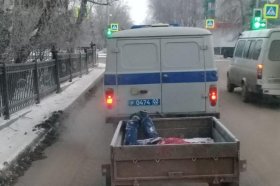 В Белорецке полицейская машина везла в прицепе неприкрытый труп мужчины