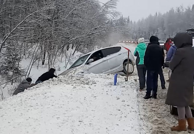 На трассе Уфа — Белорецк спасли женщину с ребенком, съехавших на машине в кювет | видео
