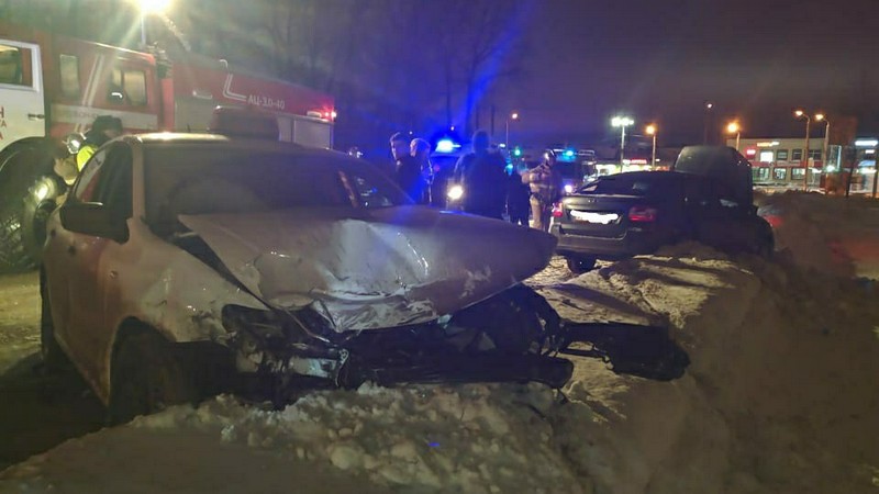 Авария под Уфой: в одном из автомобилей зажало водителя