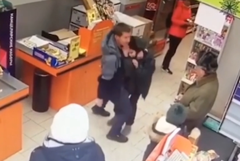 В Нефтекамске покупатель с ножом набросился на продавца супермаркета