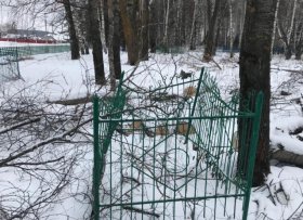 Жители Бураевского района пожаловались на искореженные ограды могилы после уборки кладбища