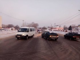 Авария в Уфе: водитель «ВАЗ-2114» столкнулся с пассажирской «Газелью»