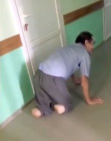 В Иглинском районе пациенты больницы ползают по полу на коленях | видео