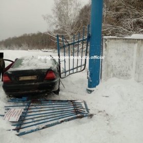 Авария в Благовещенске: водитель иномарки протаранил ворота кладбища