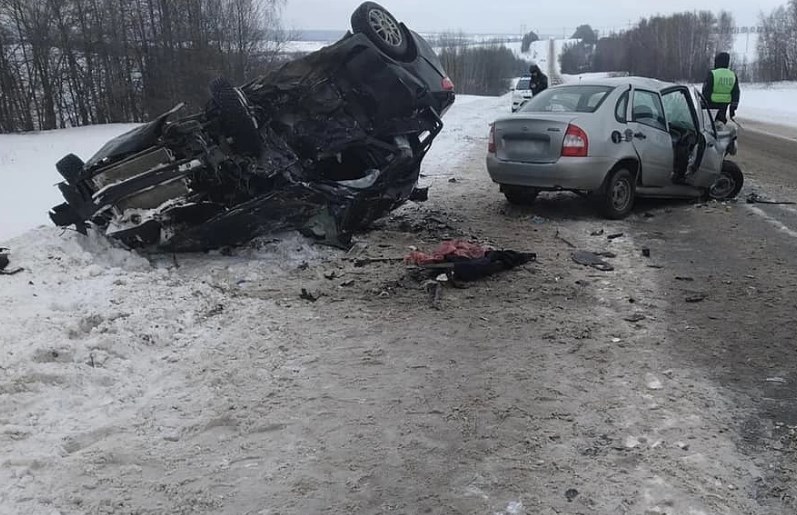 Авария в Мишкинском районе: на трассе между Чураево и Сосновка столкнулись "Лада Калина" и "Киа Рио"