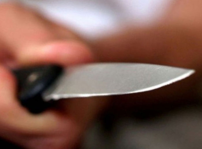В Учалинском районе пожилой мужчина с ножом набросился на гостя и ранил его жену