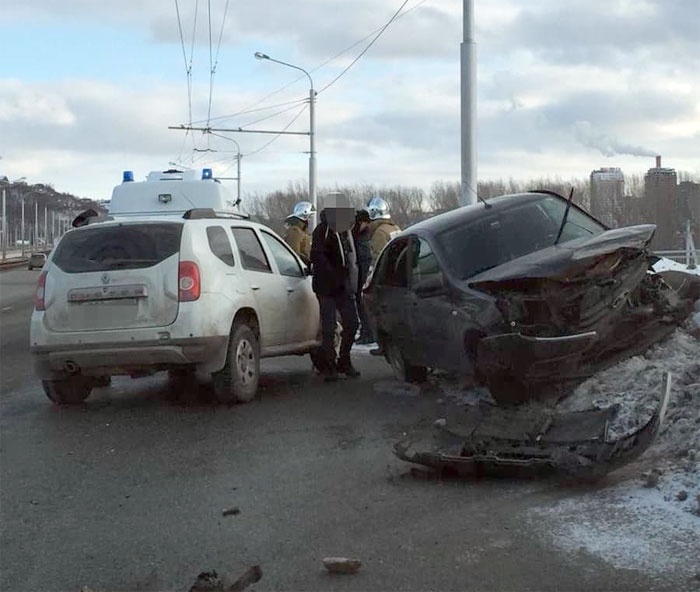 Авария в Уфе: водитель «Лада Гранта» после наезда на ограждение врезался в «Рено Дастер»