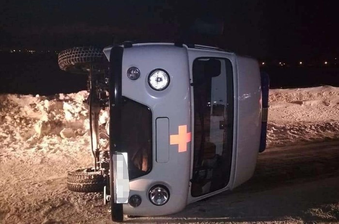 В Уфе перевернулся автомобиль "скорой помощи", пострадали два человека