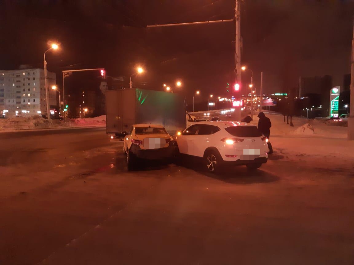 Массовая авария в Уфе: на улице Жукова столкнулись три автомобиля
