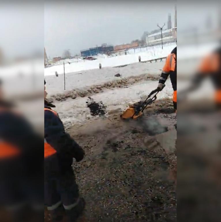 В Стерлитамаке рабочие укладывали асфальт в лужи от растаявшего снега