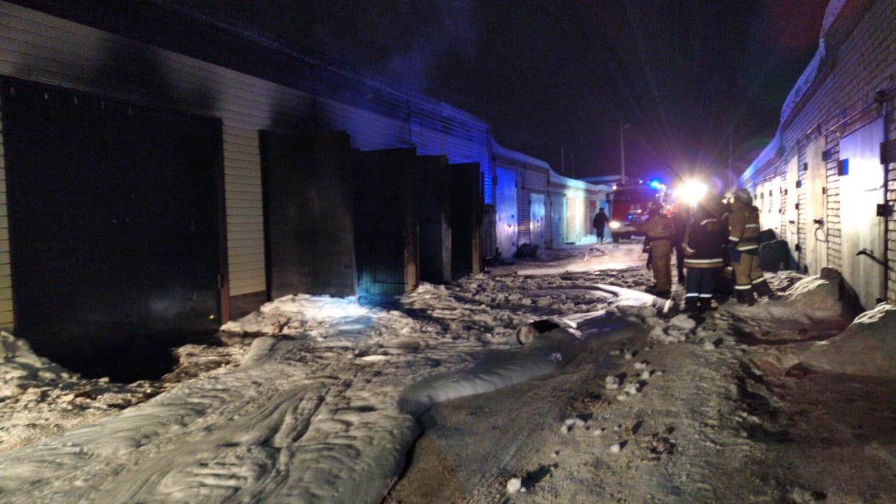 В Стерлитамаке в одном из гаражей сгорели три автомобиля
