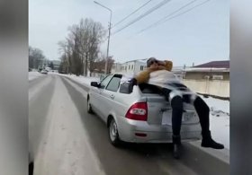 В городе Октябрьский оштрафовали водителя, который провез на капоте человека