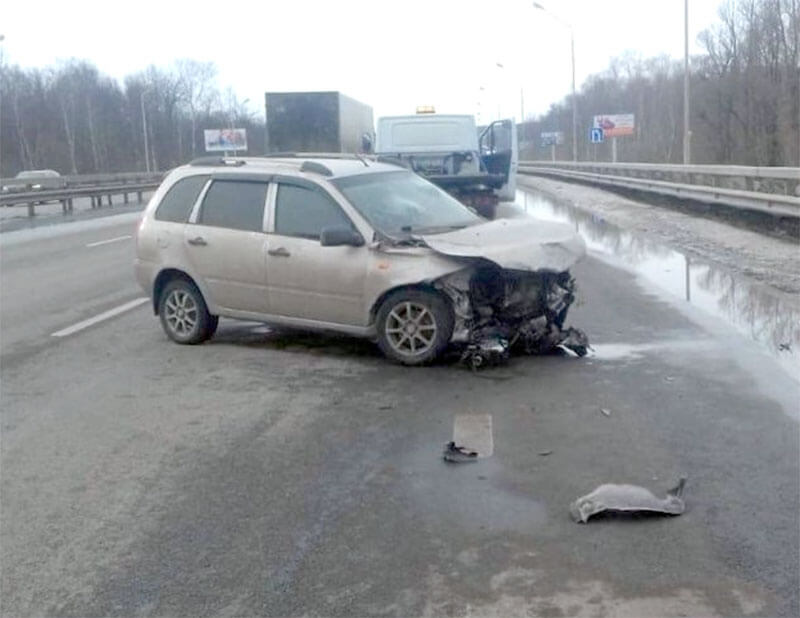 ДТП в Уфе: водитель "Лада Калина" врезался в ограждение