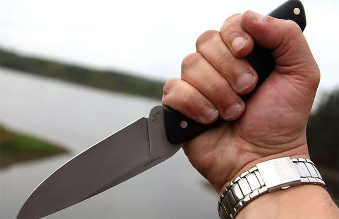 В Салаватском районе в машине муж едва не зарезал ножом жену
