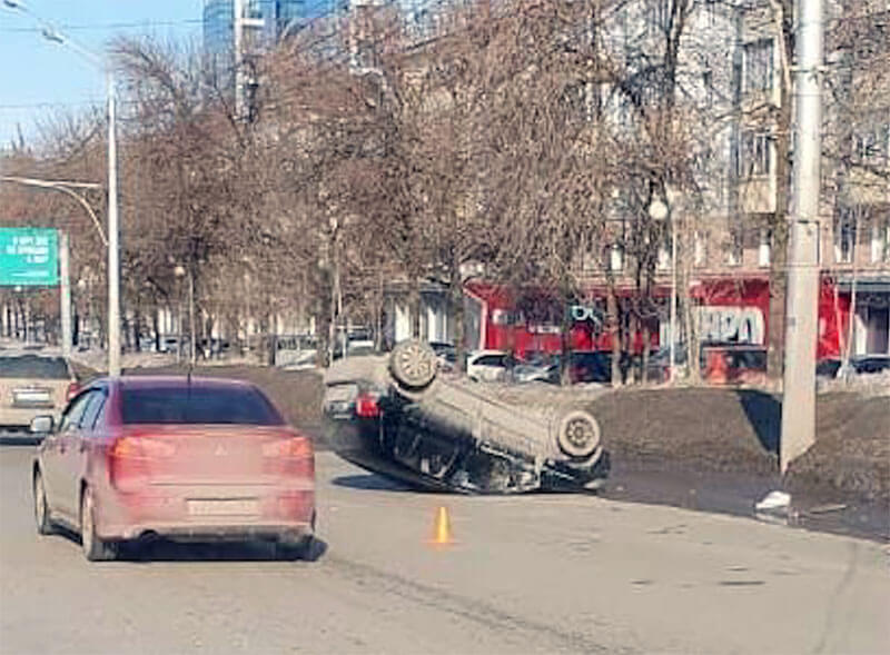 Авария в Уфе: водитель Hyundai Getz наехал на сугроб и перевернулся