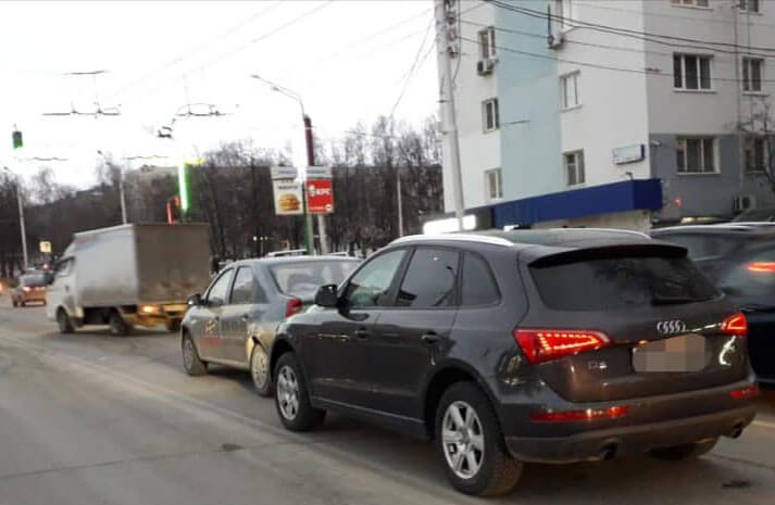 Авария в Уфе: на перекрестке у светофора женщина за рулем Audi Q5 врезалась в попутный Renault Logan