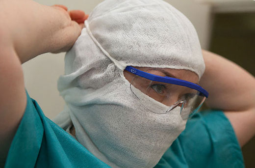 В Уфе медики получили задание от начальства самим сшить себе марлевые маски