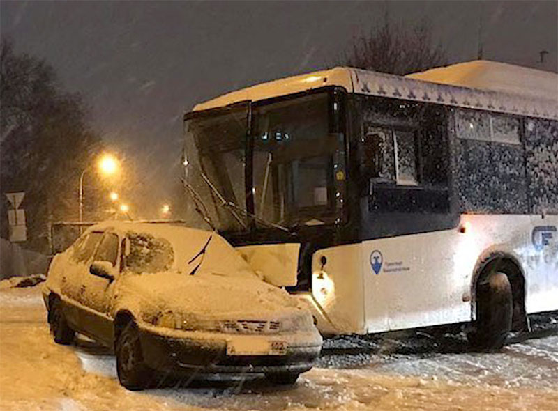 Авария в Уфе: автобус с пассажирами влетел в столб и врезался иномарку | видео