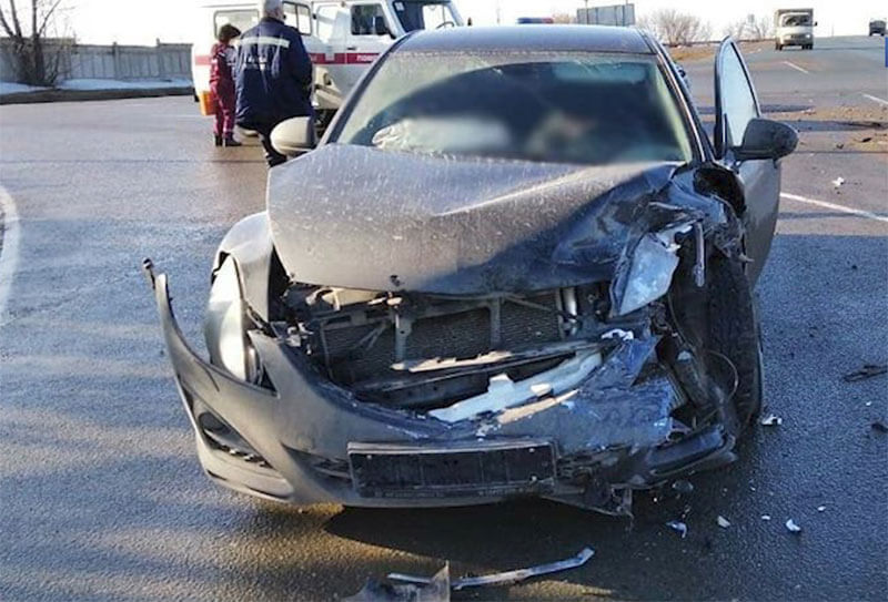 Авария в Дюртюлинском районе: на перекрестке столкнулись «Лада Приора» и Mazda-3