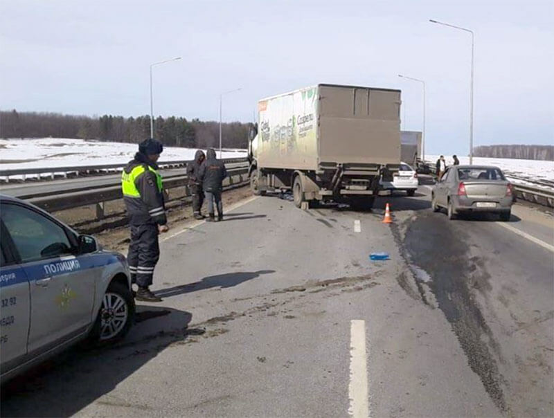 Недалеко от Стерлитамака грузовик Isuzu врезался в КамАЗ с прицепом | видео