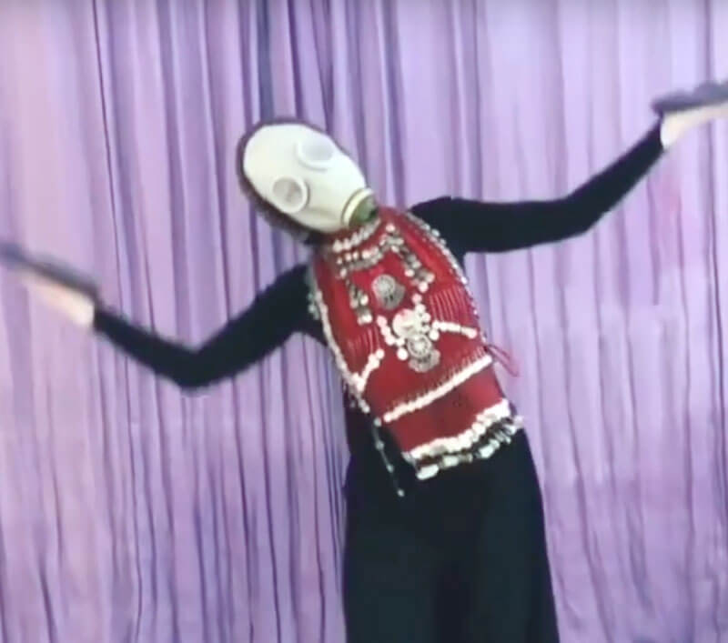 Артистка из Башкирии исполнила национальный танец в противогазе назло коронавирусу
