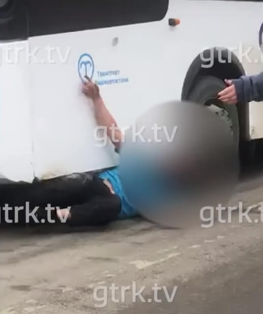 В Уфе невменяемый мужчина бросился под колеса автобуса | видео