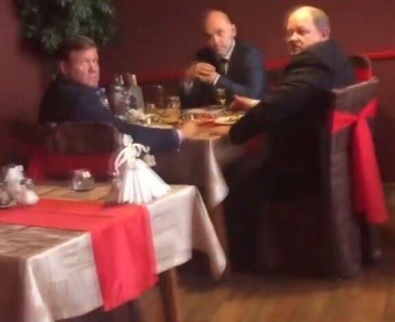 Глава Межгорья в разгар рабочего дня пил алкоголь с местными депутатами | видео