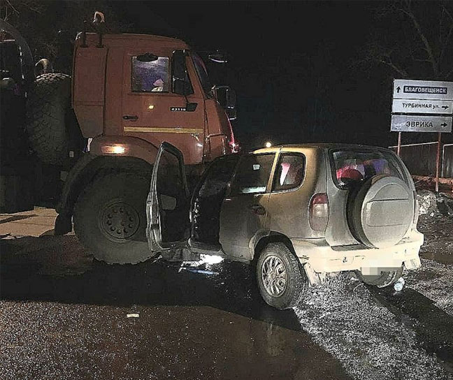 Авария в Уфе: пьяный водитель Chevrolet Niva въехал в автоцистерну КАМАЗ, едва не погубив двоих детей | видео