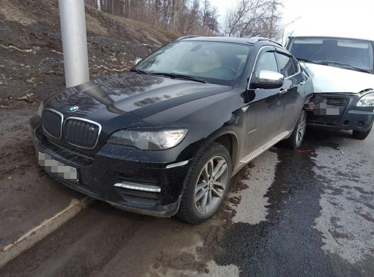 Авария в Уфе: на проспекте Салавата Юлаева "Газель" врезалась в BMW-X6