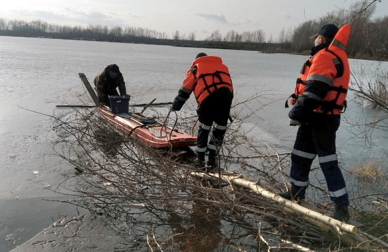 В Дюртюлинском районе спасатели помогли рыбаку выбраться на берег