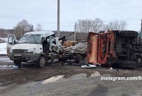 Недалеко от Стерлитамака грузовик Isuzu врезался в КамАЗ с прицепом | видео