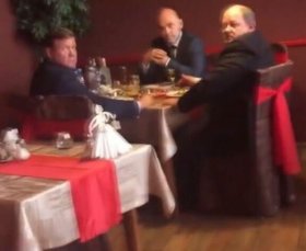 Глава Межгорья в разгар рабочего дня пил алкоголь с местными депутатами | видео