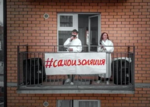 Жители Октябрьского устроили на балконе концерт