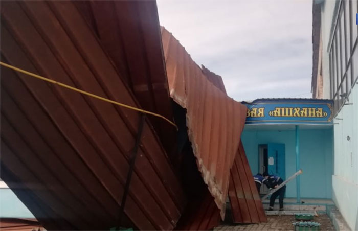 В Сибае ураганный ветер сорвал крышу местного колледжа