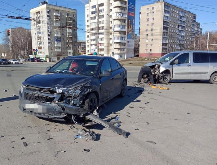 Авария в Уфе: на улице Интернациональной водитель Citroen столкнулся с встречным Chevrolet Cruze