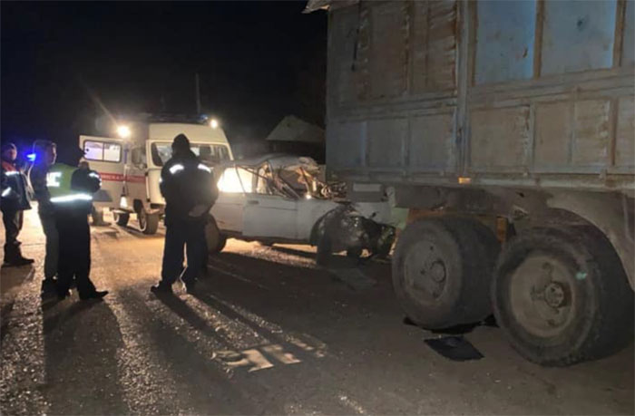 Авария в Мелеузовском районе: водитель «ВАЗ-2106» влетел в прицеп грузовика