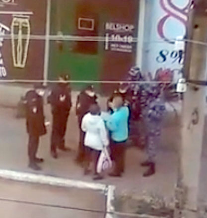 В Белебее шестеро полицейских заломали руки девушке и увели в неизвестном направлении | видео