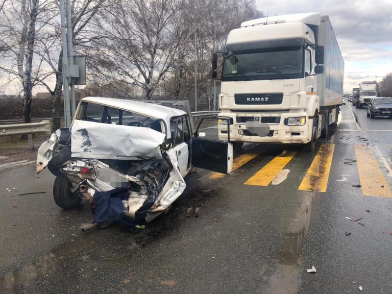 Массовая авария на трассе Уфа-Оренбург: водитель «КамАЗа» протаранил «семерку»